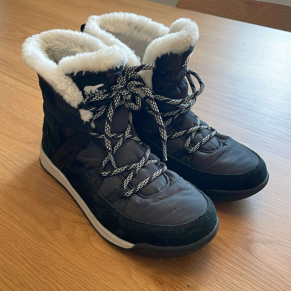 Sorel women’s lined snow boots size 7.5